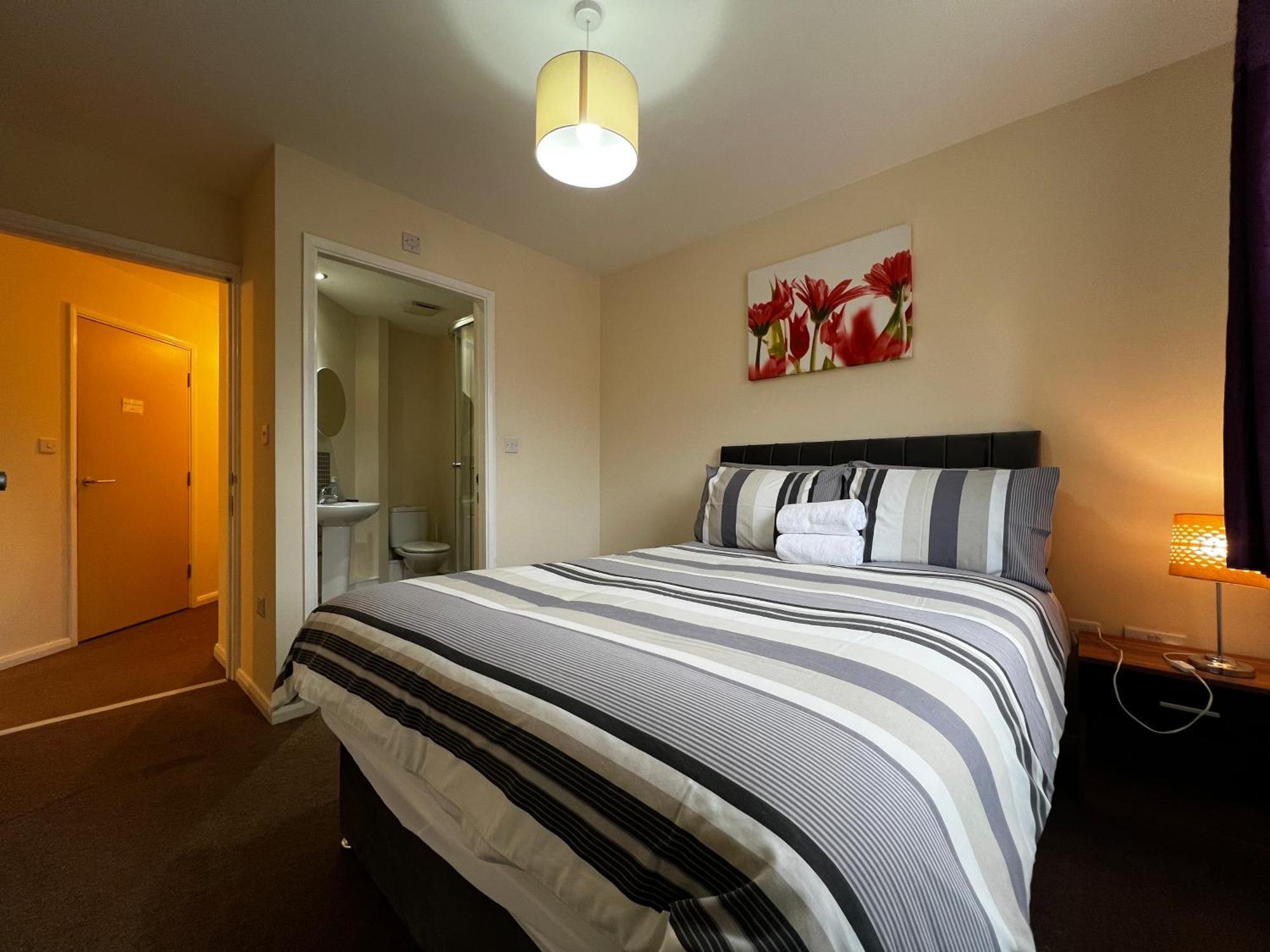 Crownford Guesthouse - Close To Hanley Centre And University Stoke-on-Trent Exterior photo